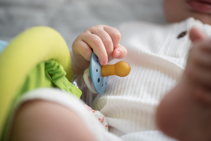 Enfermeiro é demitido por deixar chupeta presa com esparadrapo na boca de bebê. Enfermeiro é demitido por deixar chupeta presa com esparadrapo na boca de bebê.